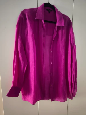 Ljusrosa ramie skjorta Massimo Dutti - Säljer en snygg ljusrosa skjorta från Massimo Dutti i ramie. Skjortan har klassisk krage, knappar framtill och långa ärmar. Perfekt för en chill och stilren look.