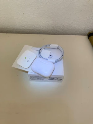 AirPods Pro 2 - Säljer ett par AirPods Pro 2 med laddningsetui. Medföljer laddningskabel och extra öronproppar. MagSafe laddning USB-C laddning 