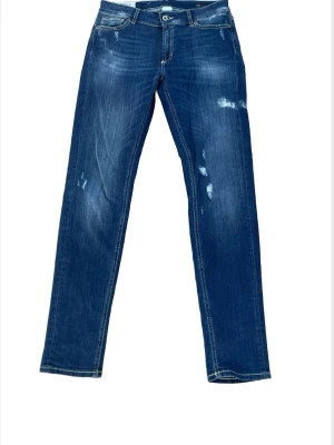 Dondup jeans blå - Blåa dondup jeans med snygga slitningar. Bra skick och bra pris.