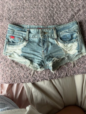 Ljusblå slitna jeansshorts - Säljer mina favvo jeansshorts som blivit för små!