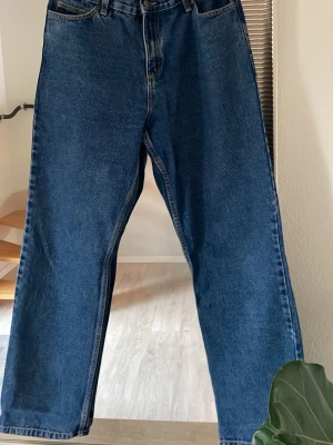 Helt nya Grunt Jeans Hamon Dark Blue  - Ett par Grunt jeans med rak passform och baggy style. Jeansen har fem fickor, bälteshällor och stängs med dragkedja och knapp. Materialet är klassisk denim i bomull och färgen är mörkblå. Perfekta för en avslappnad och tidlös stil.