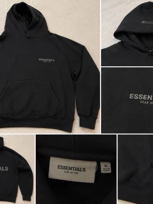 Mysig essentials hoodie - Snygg och stilren Essentials-tröja i svart. Passar perfekt till både vardags och streetwear outfits..