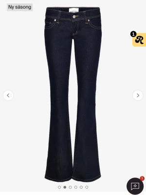 Mörkblå bootcut lowwaist abrand jeans - Abrand jeans som e sjukt snygg färg och assssslågmidjade, helt perfekta, säljer pga att de är littteee för små på mig❤️INGA DEFEKTER ALLS skriv för fler bilder