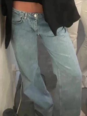 Nakd jeans  - Säljer ett par ljusblåa jeans med loose passform och låg midja. Jeansen har klassisk femficksdesign och raka ben, perfekta för en avslappnad och trendig look.