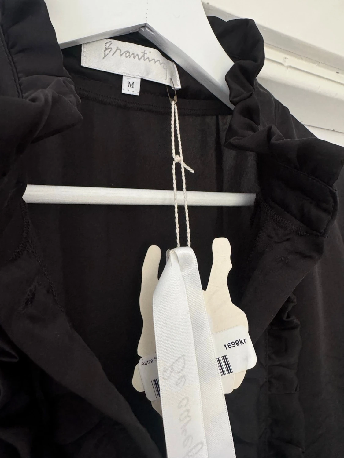 Svart blus med volangdetaljer - 2