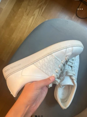 Vita sneakers från Michael Kors - Jätte fina michael kors skor som nästa aldrig är använda! storlek 38 köpta för 1600kr säljer för 950kr