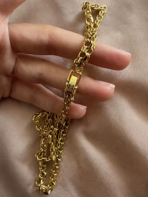 Himo Bismarck halsband  - Säljer min fina himo halsband helt slutsåld på hemsidan, jättefint skick helt oanvänd endast testad!💕säljer för 600kr köpt för 749kr. 45cm