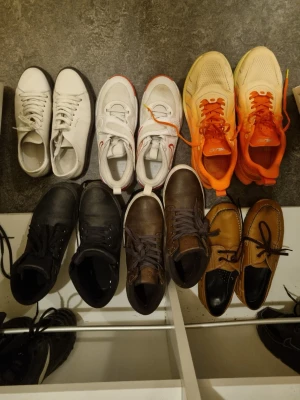 Använda och oanvända skor  - Jag håller på att rensa skoskåp. Bild 2 (200kr storlek42) bild 3 (400kr storlek40)   bild 4 Arigato(300kr storlek 37)    bild 5 Nike (300kr storlek 38)  bild 6 One Mix löparskor(400kr storlek43)   jag är dålig på att ta foto ursäkta mig.  Men några av skorna är använda ett få tal.  Är det någon som köpa alla skorna på bild 1, går jag ner i pris. Fråga mig bara. 