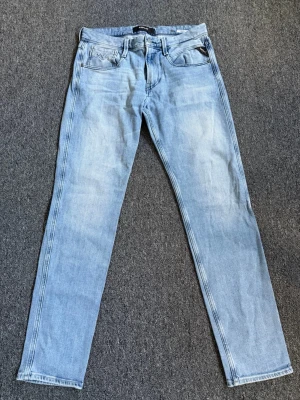 Replay Jeans - Replay jeans i stl 31. Cond 9/10. Nypris 2499, vårat pris 799. Sjukt stilrena o schyssta jeans. Pris kan förhandlas vid snabb affär. Hör av dig vid minsta lilla fundering!👌🏻