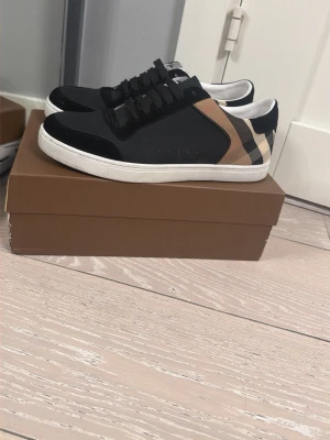 Burberry skor  - Snabb handel fraktar samma dag eller dagen efter !!