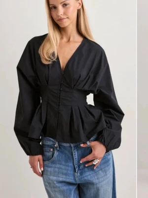 svart blus från nelly - säljer då den var för liten! nyskick och bara testad en gång, därav sitter prislappen fortfarande på💞