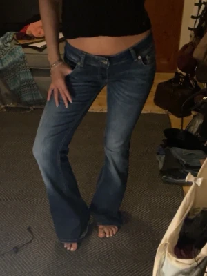Lager 157 jeans  - Säljer ett par mörkblå lågmidjade jeans från lager 157 i modellen Blaze och storlek S men väldigt stretchiga! Lite trasiga längst ner på byxan annars väldigt bra skick. 