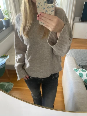 Beige stickad tröja - Beige stickad tröja från HM i storlek S. I bra skicka och knappt använd.💕