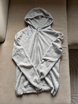 Cashmere hoodie John Henric - Säljer en ljusgrå cashmere hoodie från John Henric i storlek M. Den är i väldigt fint skick och inga defekter. 