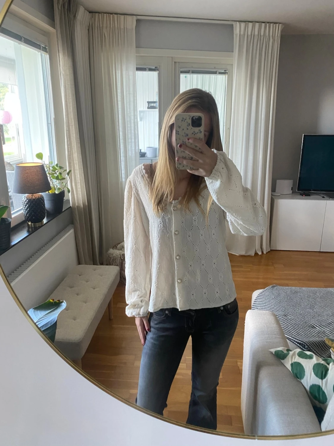 Vit spetsblus med knappar