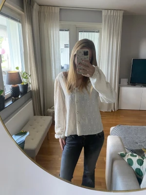 Vit spetsblus med knappar - Vit/beige blus med knappar framtill i storlek S. I bra skick men kommer inte till användning. 💞