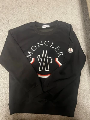 Svart Moncler hoodie med stor logga - Använts 1-3 gånger max 