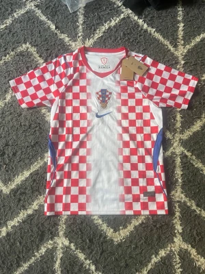 Kroatien fotbollströja röd/vit - Säljer en snygg Kroatien fotbollströja med klassiskt rödvitt rutmönster. Helt ny, pris kan diskuteras därför tar jag gärna emot prisförslag.