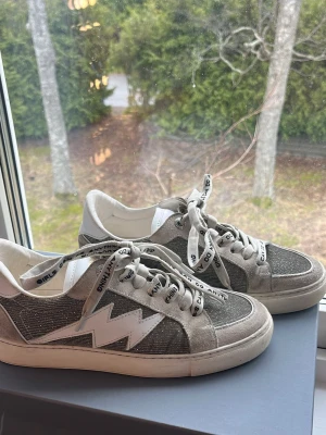  Zadig skor sparkle  - supersnygga skor från Zadig Voltaire  i modellen sparkle! I mycket bra skick, i strl 36 men skulle säga att de passar 37 då de är lite stora på mig. Har även skokartong osv💕nypris ca 4000. Verklifen så snygga men måste tyvärr sälja då de är lite stora på mig 