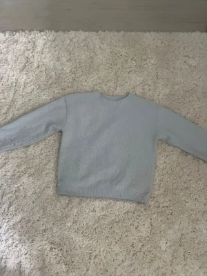 Ljusblå tröja - En enkel och stilren ljusblå stickad tröja med rund halsringning och långa ärmar. Tröjan har ribbade muddar vid ärmslut, hals och nederkant. Perfekt att matcha med jeans eller kjol för en avslappnad look.🥰
