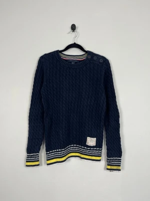 Tommy Hilfiger Kabelstickad Tröja S Marinblå Cable Knit Bomull Vintage Dam - • Storlek: S • Färg: Marinblå, vit, gul • Passform: Regular Fit  • Krage: Rund hals • Material: 100% bomull  Skick: Plagget är i väldigt fint skick. Eventuella anmärkningar anges alltid tydligt i beskrivningen och visas på bilderna.  Nypris: Cirka 1 400 kr.  📦 Skickas snabbt och packas omsorgsfullt. 💬 Hör gärna av dig om du har frågor eller vill se fler bilder. 🤝 Samfrakt erbjuds vid köp av flera plagg – kika gärna in mina andra annonser!