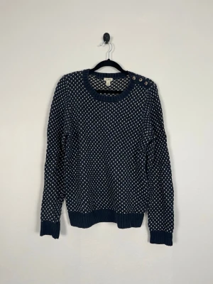 L.L.Bean Stickad Bomullströja Marinblå Vit Birdseye Knit Sweater Dam S - • Storlek: S • Färg: Marinblå och vit  • Passform: Regular Fit  • Krage: Rund hals • Material: 100% bomull  Skick: Plagget är i väldigt fint skick. Eventuella anmärkningar anges alltid tydligt i beskrivningen och visas på bilderna.  Nypris: Cirka 900 kr.  📦 Skickas snabbt och packas omsorgsfullt. 💬 Hör gärna av dig om du har frågor eller vill se fler bilder. 🤝 Samfrakt erbjuds vid köp av flera plagg – kika gärna in mina andra annonser!