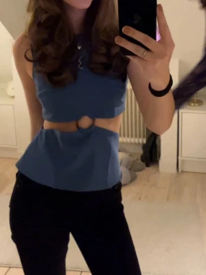 Festtopp - Säljer en såå cool topp från zara i väldigt bra skick❤️