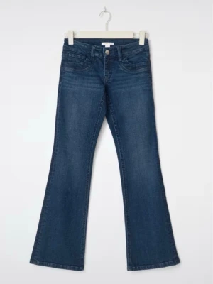 Jeans, lågmidjade  - Stilrena mörkblå lågmidjade jeans i bootcut/flare-modell som ger en snygg och tidlös silhuett 👖 Perfekta både till vardag och mer uppklädda outfits – ett riktigt garderobsmåste. Detaljer: Skick: Mycket bra Färg: Mörkblå denim Stil: Bootcut / flare Passform: Smickrande, bekväma Säsong: Året runt Storlek: 170 - resår så passar XS - M och upp till om du är ca 172 cm. 📦 Skickas snabbt 🤍 Mängdrabatt vid köp av flera plagg – kolla gärna min profil!