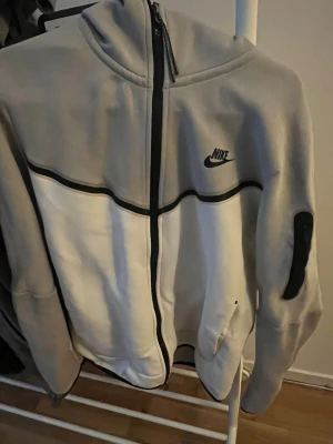 Nike grå och vit hoodie med dragkedja - Grå vit nike tech. Bra skick på tröjan och vill bara få den såld. 