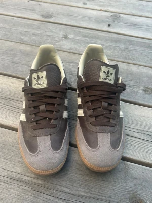 Adidas Samba  - Säljer dessa adidas samba skor som är i nytt skick och har inte används. Skorna är i str 42 2/3. Nytt pris ca 1359 mitt pris 899