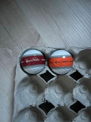 Olika färgade golfbollar  - Säljer 9 st olika färgade av modellen Taylormade och Callaway. 3 st taylormade TP5 2 st Tour Response 1 Callaway chrome soft och en Callaway chrome tour. Perfekt för dig som vill sticka ut på golfbanan.