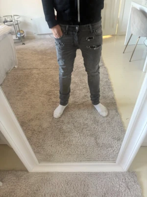 Jack & Jones slim glenn jeans grå - Riktigt schysta Jack & Jones jeans som är passform slim glenn. Inte använda så mycket. Modellen är 182 och väger 72kg. För småa för mig