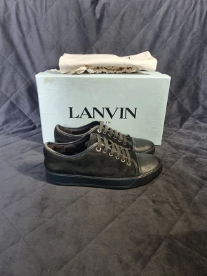 Lanvin - Lanvin Cap Toe sneakers | Storlek: Uk 6 fits 39-40 | Skick: 6,5/10 | Skorna har ej orginala innersulan | Tillkommer: 1 Dustbag | Färg: Mörkgröna | Nypris: 4999kr | Vårt pris: 1199 kr | Bara att skriva om du har några funderingar! | Välj helst Bring som leveransmetod, eftersom jag bor bredvid en Bring box! Då går leveransen 100 % snabbare, Instabox funkar också!
