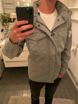 Field jacket  - Säljer denna riktigt snygga field jacket ifrån superdry i storlek S. 10/10 skick, helt ny med lapparna kvar. Nypris:1500kr+. Skriv vid frågor eller intresse!