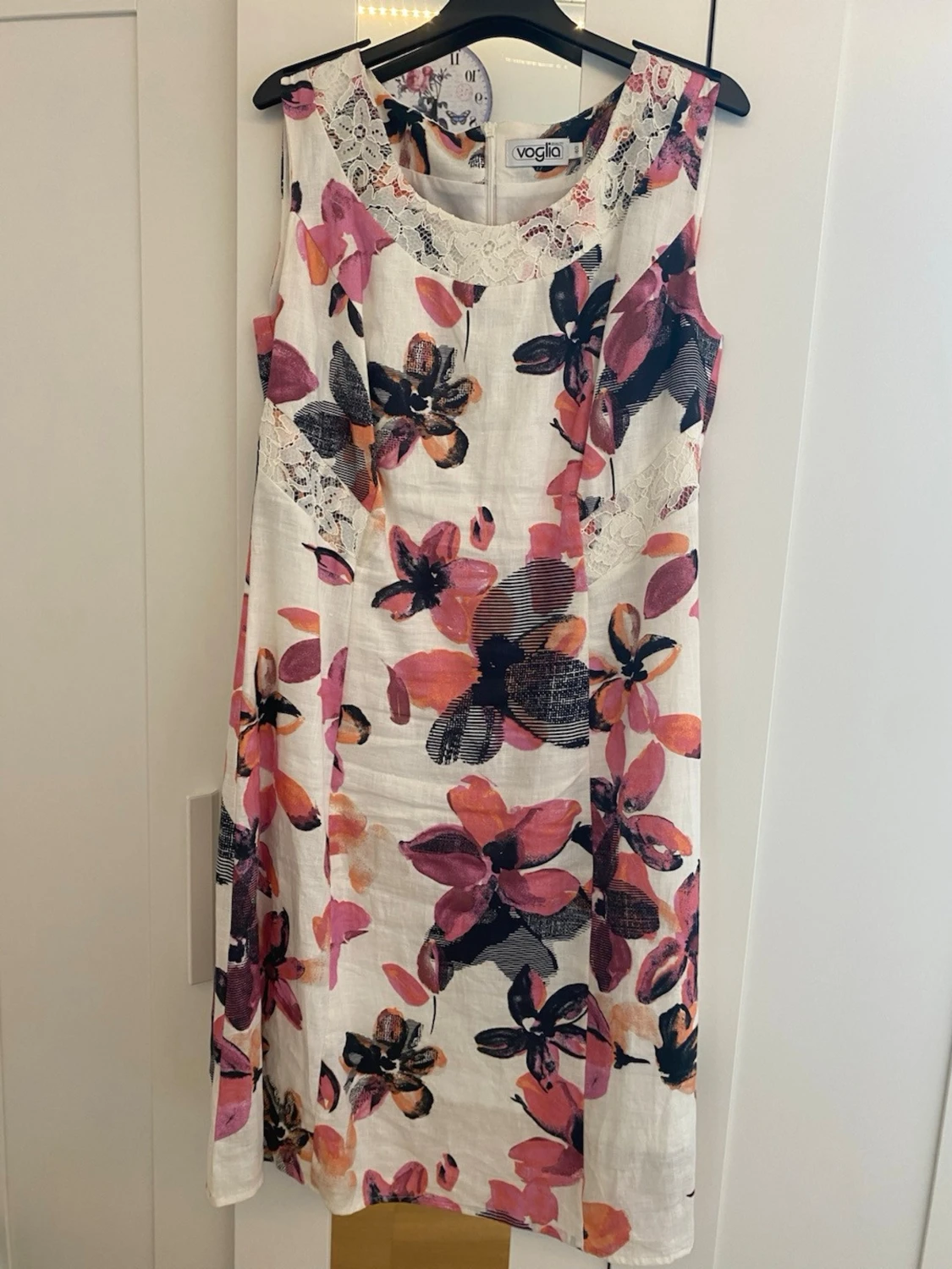Blommig ärmlös klänning 