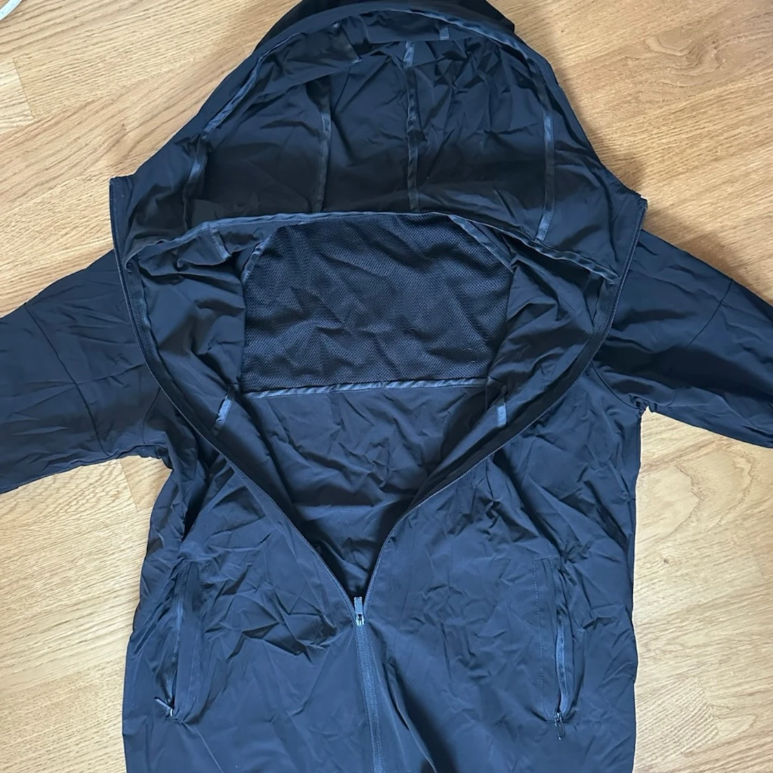Svart vindjacka från Nike med huva - 2