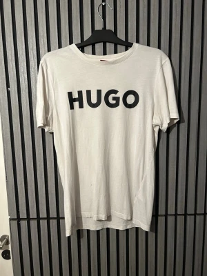 Vit HUGO t-shirt med tryck - Säljer en vit t-shirt från HUGO boss har några håll/ använd än del 