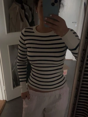 Randig tröja  - En randig tröja från primark. Använd 1 gång. Storlek xxs men passar xs och s också. Den är rätt så tjock i materialet. 
