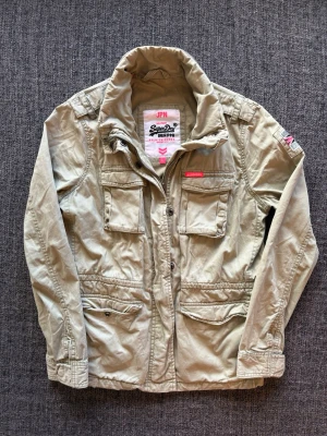 Superdry jacka ~ vintage  - Säljer nu denna sjukt snygga jackan | st L ~ 170–183cm | sitter som M | passar perfekt nu till kyligare dagar! Modellen produceras inte längre och är därav väldigt sällsynt. Kan även gå ner lite i pris vid snabb affär🍁🫶
