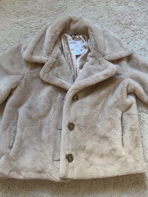 Teddy- jacka - Teddy-jacka i storlek s, köpte den för att det va den ända tillgängliga och tyvvär är den för liten för mig i ärmarna