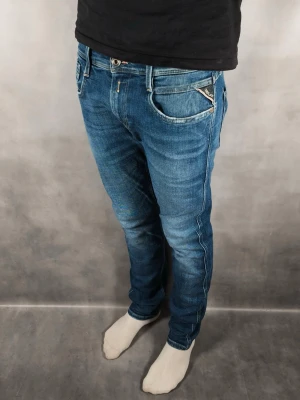 Replay Anbass - Replay Anbass Jeans • Storlek: 30/32 • Skick: 9/10 – fint skick, utan skavanker • Inkluderas: Endast jeansen • Nypris: Ca 2 000 kr • Passform: Modellen på bilden är 180 cm lång, väger 65 kg •