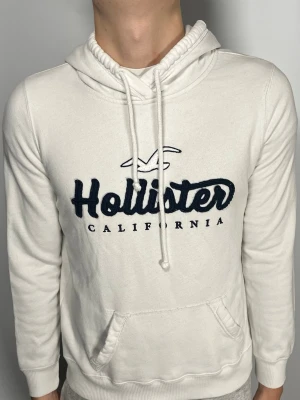Hollister hoodie - 👕 Plagg: hoodie                                                           📏 Storlek: M sitter som S                                                               🏷️ Märke/Modell: Hollister                                                      ✨ Skick: Fint skick                                                         💬 Vid frågor är det bara att skriva!                                                                                          🛍️ Gramenti