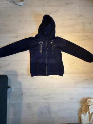 Made by Trapper rhinestone hoodie - Bra skick alla stenar kvar. Använd 3 gånger. Storlek L men passar M. Säljer för den är för liten.