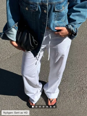 Oanvända vita linnebyxor från BikBok - Air linnebyxa från BikBok. Dom är helt nya med prislappen kvar! Ordinarie pris 399kr