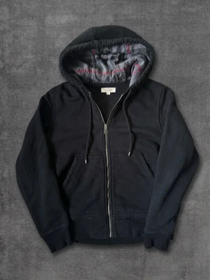 Svart Burberry zip Hoodie  - Tja! Säljer denna feta zip hoodin. Skicket är 10/10, medföljer taggar osv. Storlek S. Vid frågor kontakta gärnaz 