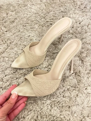 Beige spetsiga pumps med öppen tå - Snyggaste klackarna som jag knappt använt. De är höga så jag får inte så mycket användning av de, endast använt typ 2-3 gånger men inget som syns när man har på sig dem.
