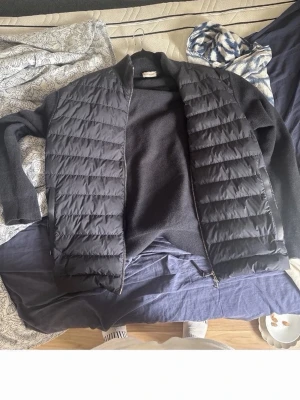 Moncler cardigan  - Säljer nu min Moncler cardigan eftersom när ja köpte den så var den för stor på mig så ja säljer den nu den är äkta allt finns me som tecknar på att den är de hör av er pris diskuterars😀
