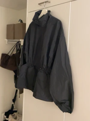 Cinched waist sport jacket - Helt ny, man kan spänna åt den i midjan om man vill. Kostar 599:95 på Gina Tricot