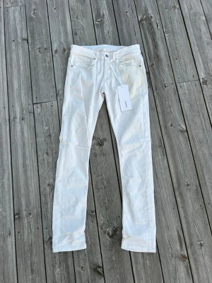 Vita dondup george jeans 30 - Säljer dessa snygga vita dondup george jeansen i storlek 30. Dem är i fint skick. Skriv vid frågor eller bilder. Endast jeans medföljer!