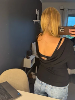 Svart blus  - En svart topp med urringad rygg❣️